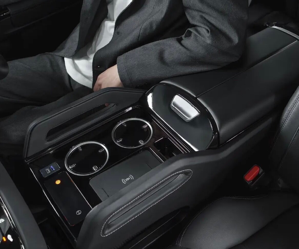 【Car Custom】Overwhelming luxury and functionality! A large console armrest that can be added later