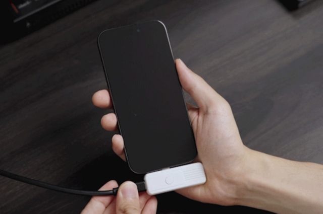 【iPhone】No need for Wi-Fi or wiring! A convenient gadget that only requires plugging in for mirroring