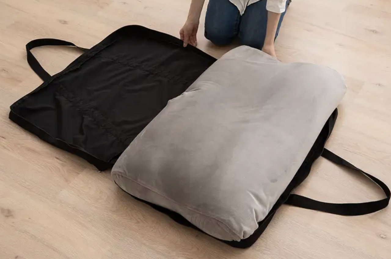 【秋の行楽】旅先でも“マイまくら”で快眠！専用の肩掛けバッグなら持ち運びもラク