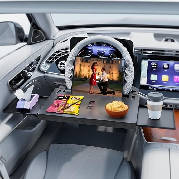 【Car Travel】Set on the steering wheel! Thanks to the wide table, both work and meals are incredibly comfortable