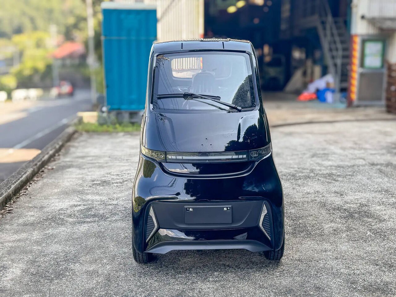 【一人乗り】エアコン装備＆運転席広々！ドア付き“マイクロEV”でコスパドライブ