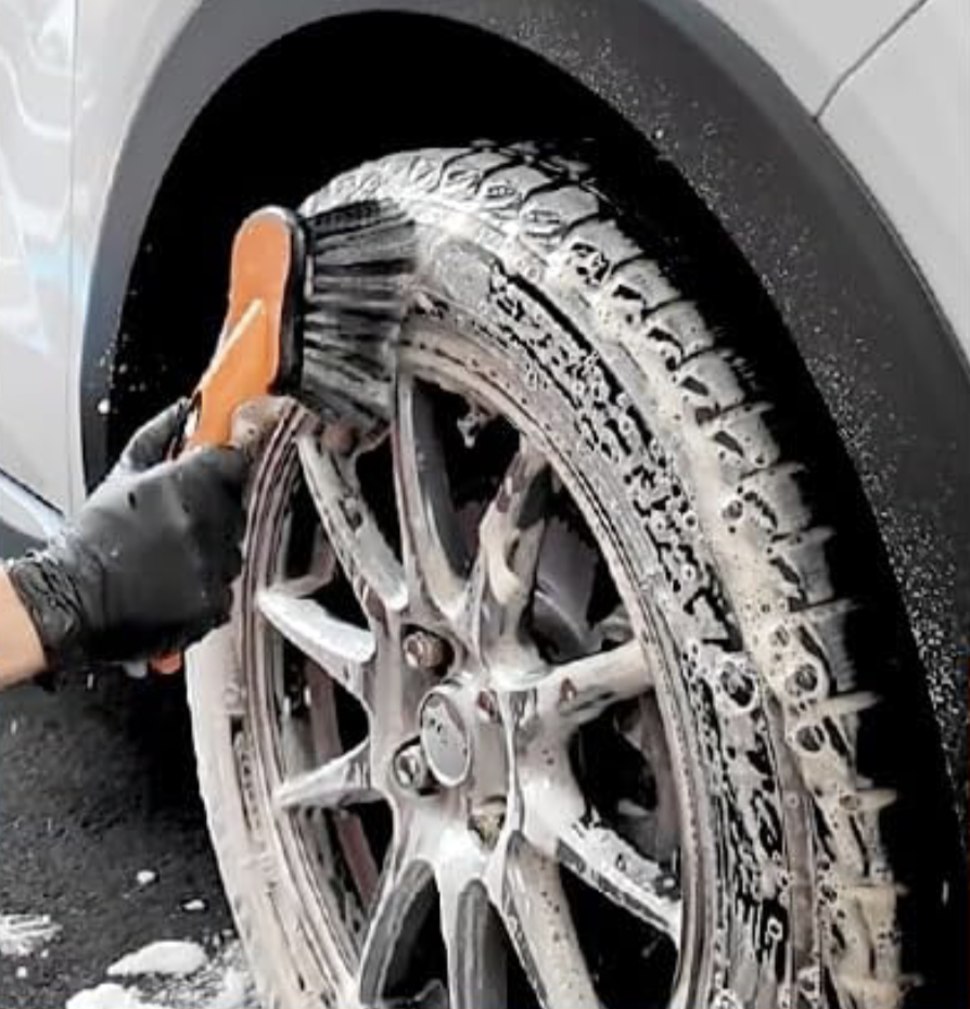 【Under the car】Shining all the way to the back of the wheel! A “secret tool” that brings back the shine of a new car