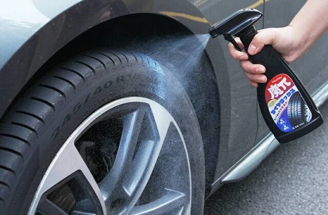 【タイヤメンテ】納車時の黒艶がよみがえる!? タイパ最強のスプレーワックス