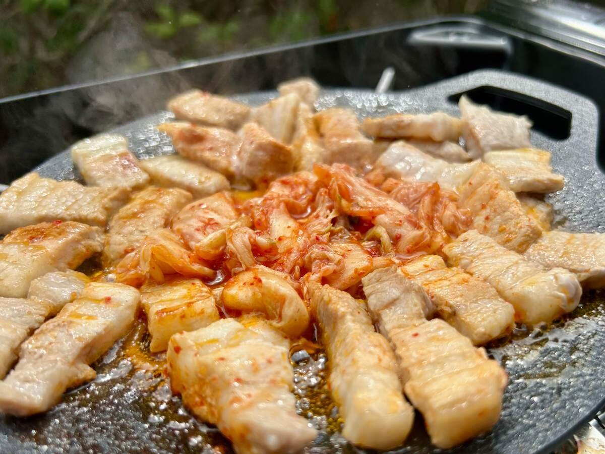 【ダイソー】焦げ付き具合もチェック！コスパ最高の新作マルチグリドルで「サムギョプサル」を焼いてみた