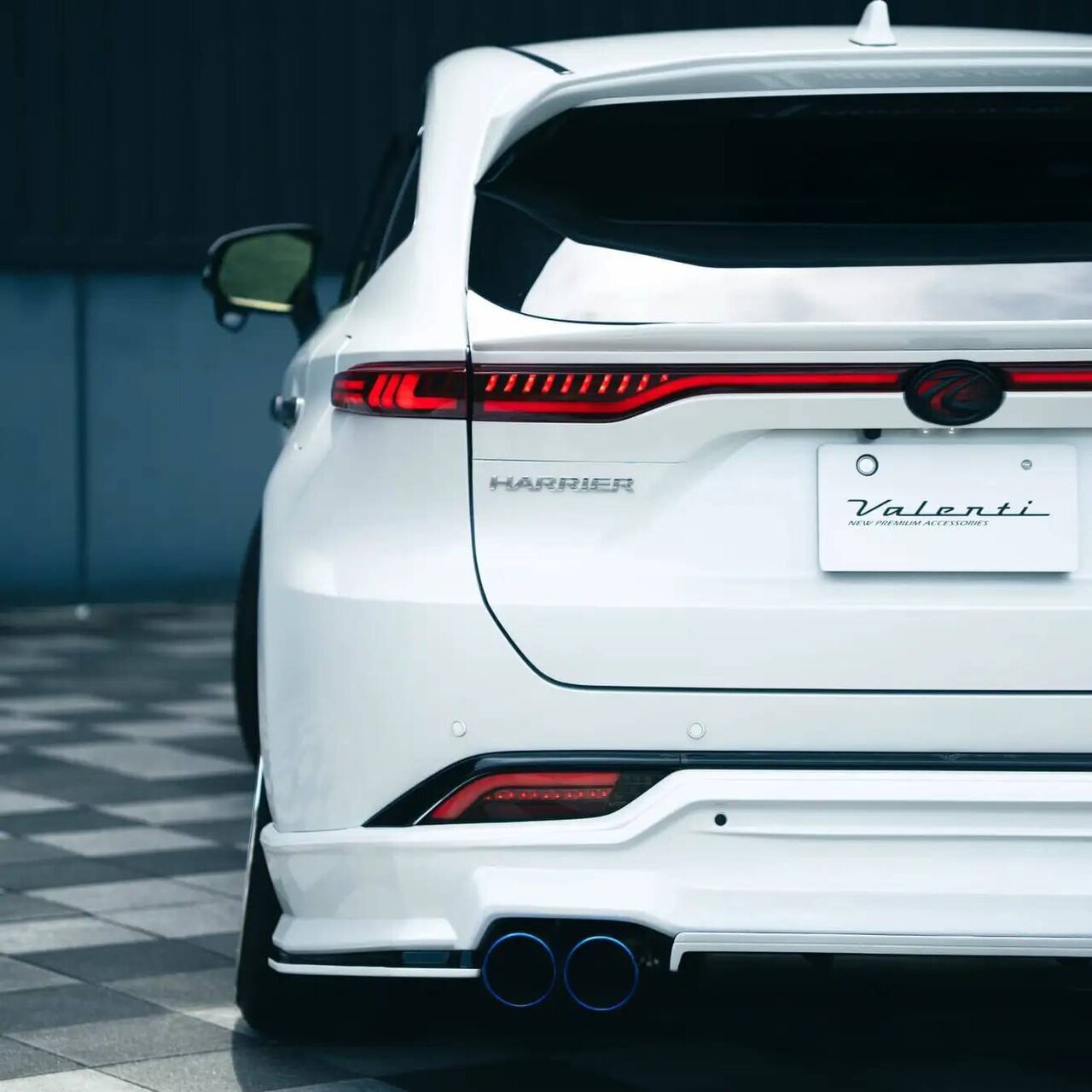 【Harrier】Show off with its rear view! Dress up with the linear design LED tail lamp