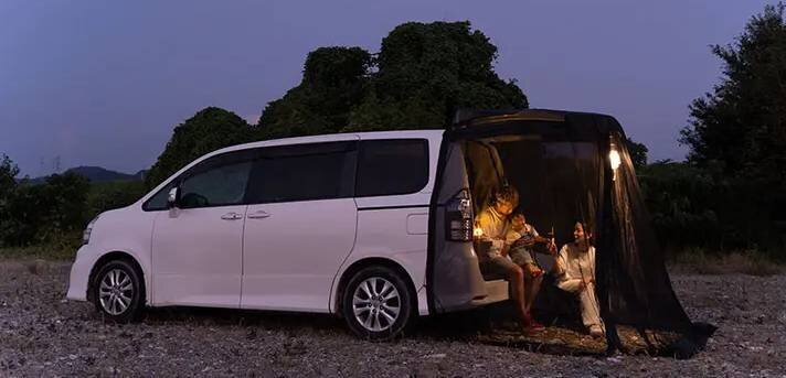 【Car Sleeping】Letting in the breeze while shutting out bugs! Connect a trunk mesh tent to your beloved car