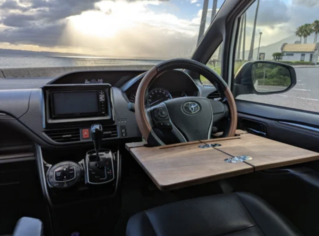 【In-Car Table】Attached to the steering wheel! A spacious "mobile study" even with a large PC