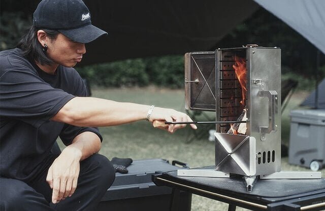 【Camp Meals】 Fun cooking with a portable outdoor grill, whether vertically or horizontally!