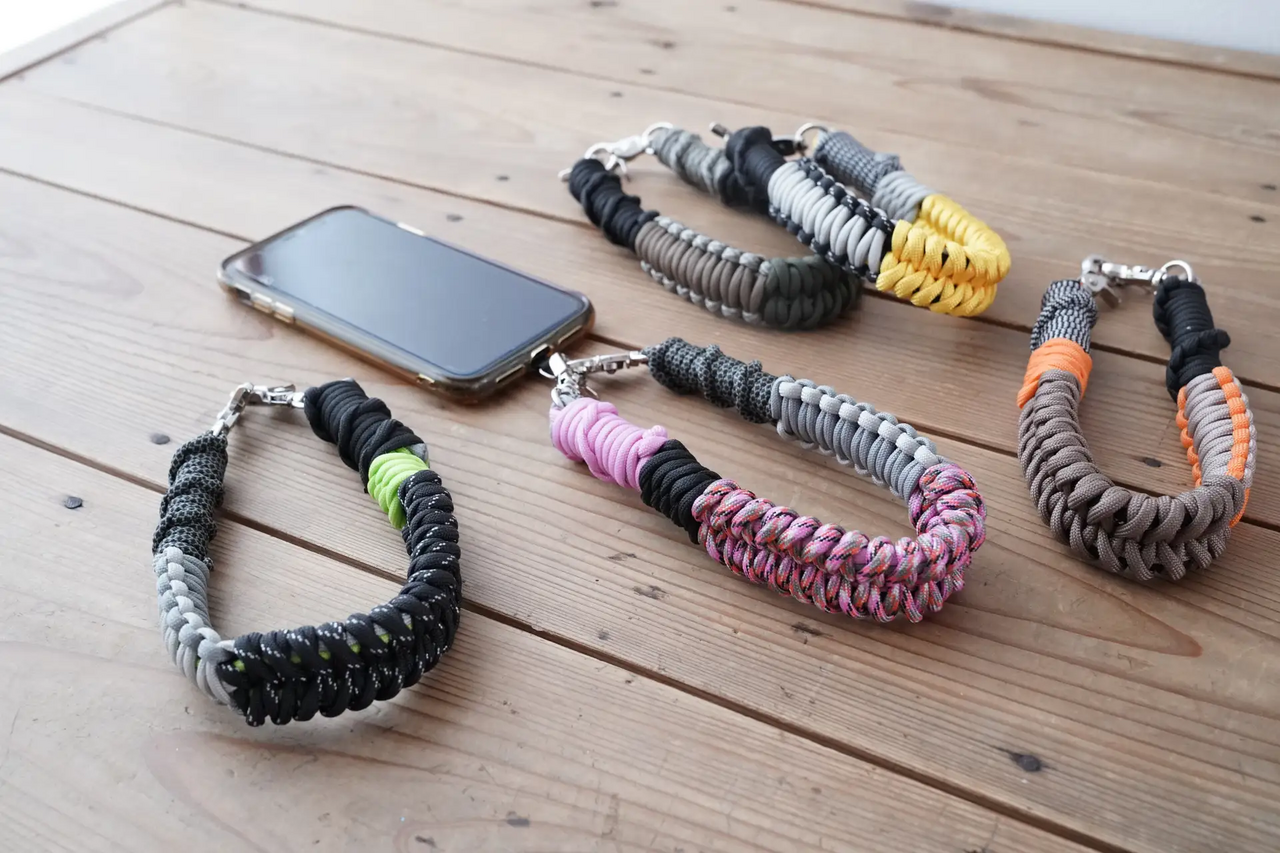 【Hands-free】Prevent falls while showcasing! A paracord strap that can be quickly hung on your wrist