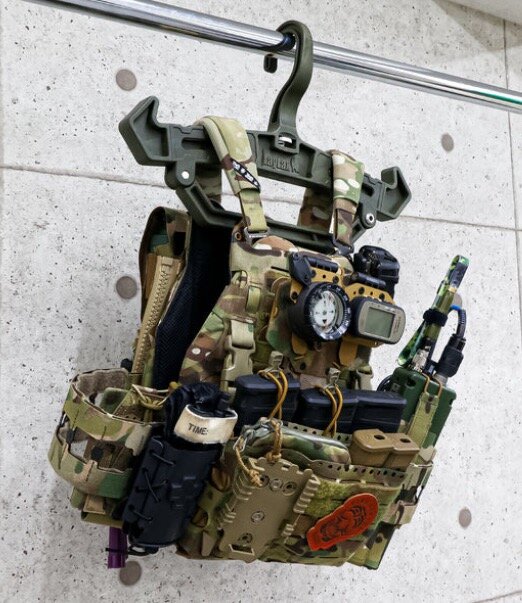 【自衛隊クオリティ】え、耐荷重100kg!? 重装備をまるごとかけられる最強ハンガー