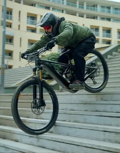【Hands-free】Equipped with 18 pockets! "Super-storage" pants that can even hold a water bottle, perfect for light outdoor activities
