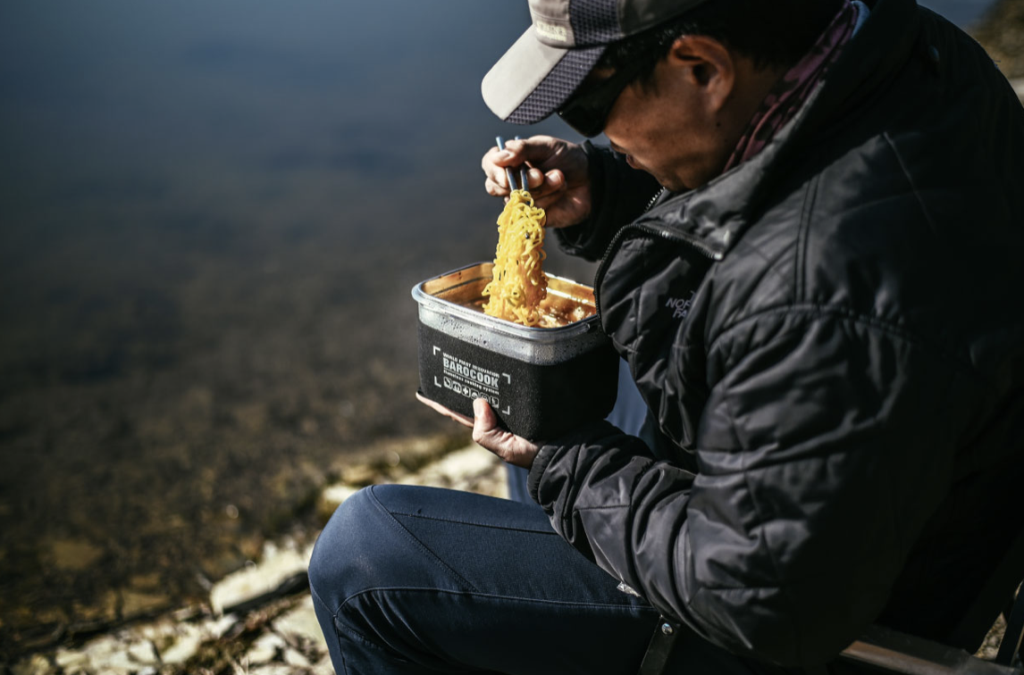 【No fire & electricity needed】Heats up to the point of "steam rising" anywhere! The heated food container is revolutionary
