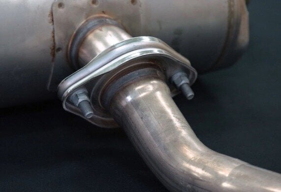 【Car Troubles】Sudden exhaust leak in the muffler! Emergency maintenance with quick-drying & penetrating sealant