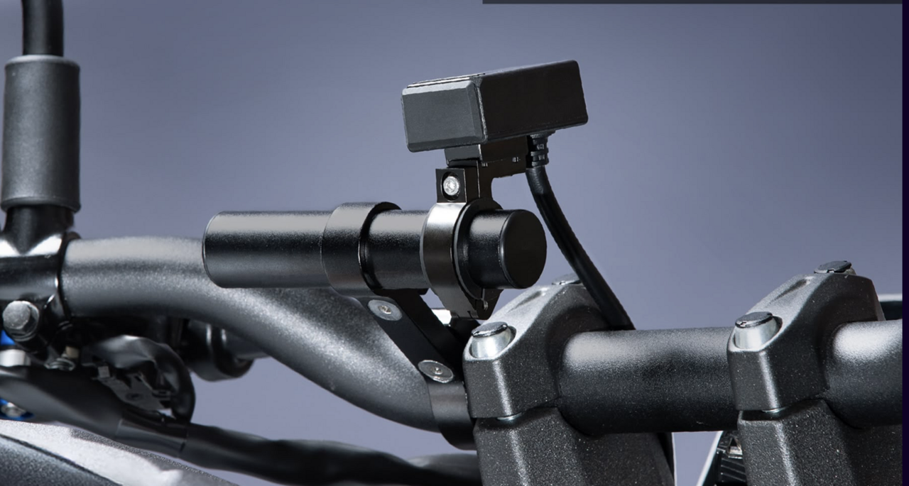 【Touring】 Charge your smartphone and the vehicle battery! Comfortable charging with a "dual-wield" USB connector.