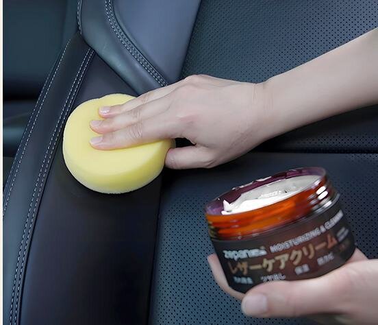 【愛車のシート】ボロボロのレザーが復活！塗るだけで奥底にまで届くケアクリーナー