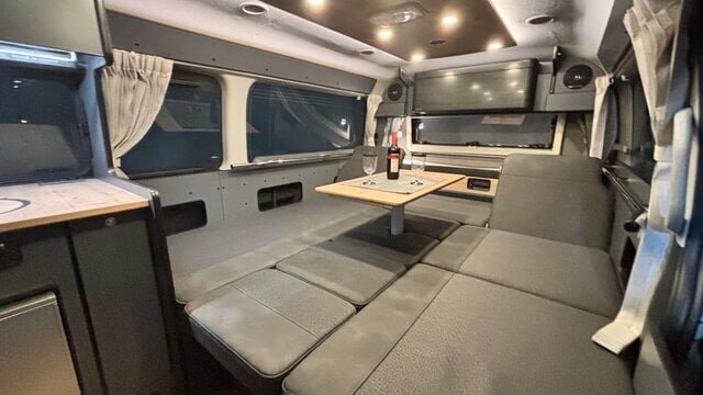 【Camping in the Car】Roll over on a twin bed! The popular van conversion has become rear counter-less!