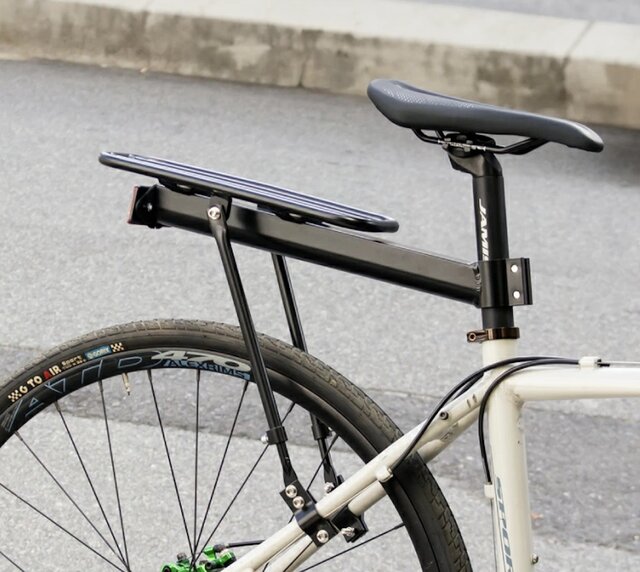 自転車】ミニベロからMTBまで！ダボ穴いらずのシートポストキャリアで