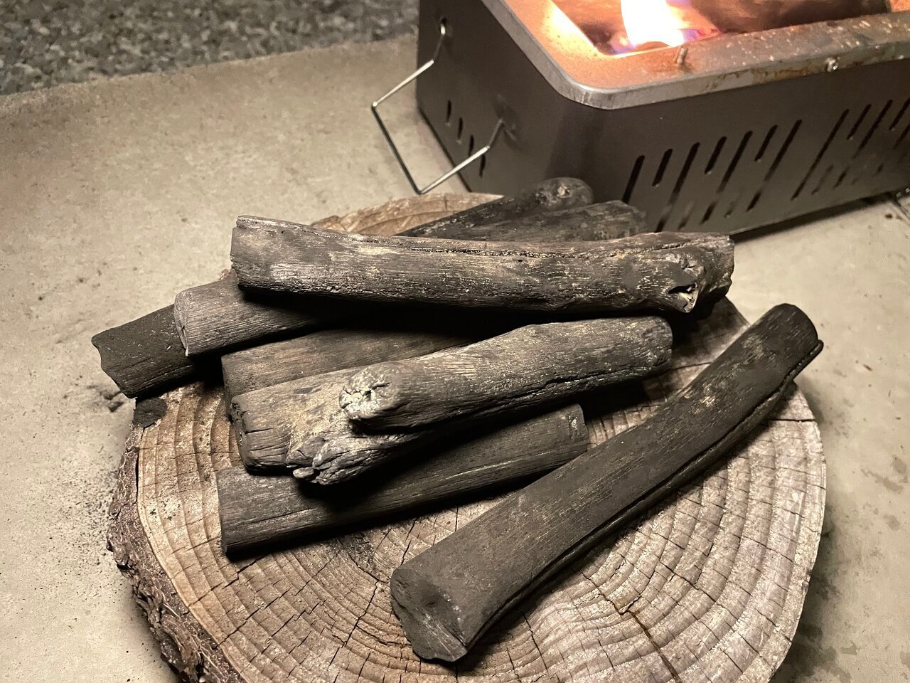 [Charcoal Grill] Enjoying Autumn Delicacies with a Shichirin and Sun-dried Binchotan! I tried grilling pacific saury and mushrooms.