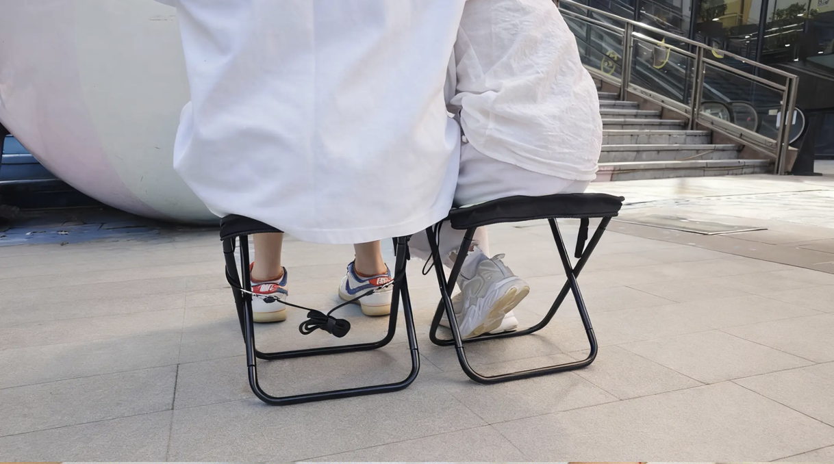 【折りたたみチェア】行列待ちでサッと展開！ポシェット型なら手ぶらで運べるぞ