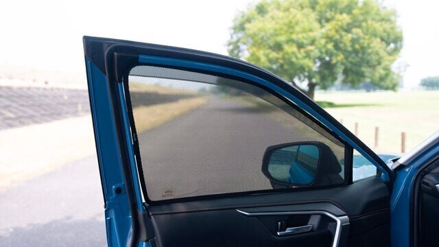 【In-vehicle sunshade】 Blocks bugs & gazes! Mesh type that allows window opening and closing while attached.