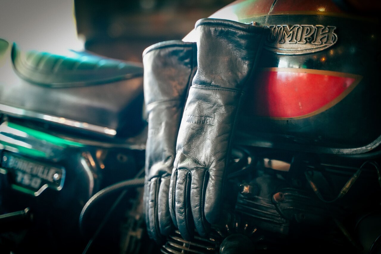 【Bike】Sticks to the body tank!? Domestic leather gloves equipped with neodymium magnets on the wrist