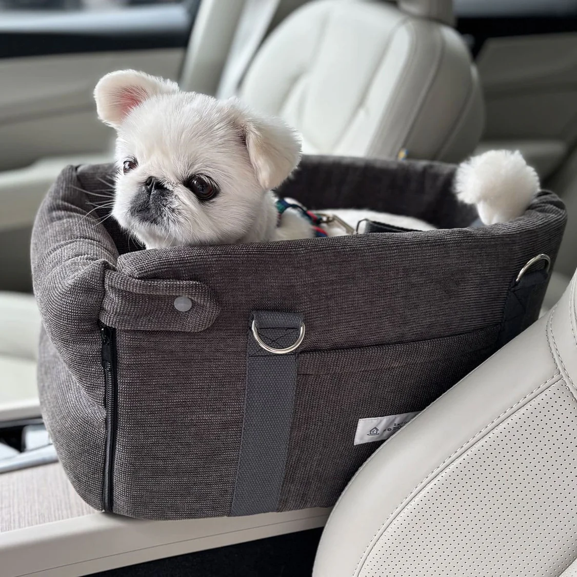 [Drive with Your Dog] Armrest as the best seat! A drive bed that can also be used as a tote for travel.