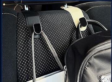 【便利カー用品】ヘッドレストに掛けるだけ！荷物収納を増やす魔法のフックって？