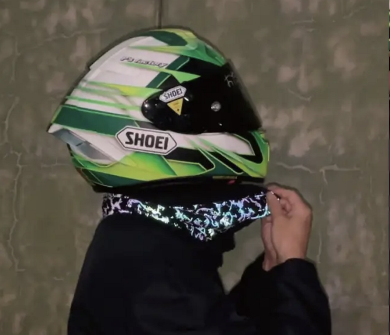 【バイク】冬のライダー必見！夜道を照らすネックウォーマーで冷えも暗闇も怖くない