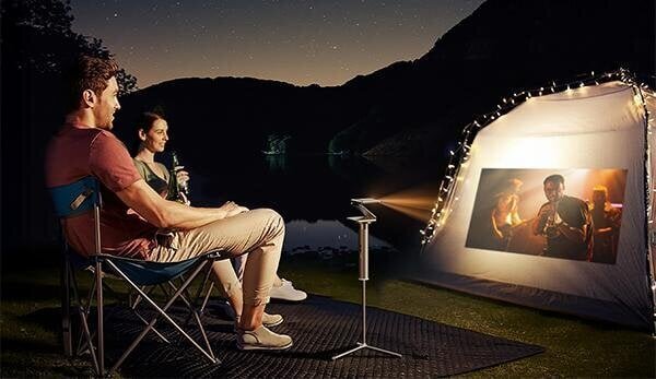 [Movies at Camping] No Wi-Fi needed! The outdoor theater is complete with the foldable projector!