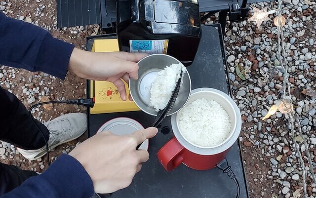 【Camping Meals】From steaming hot rice to fried foods, this one unit does it all! The mini rice cooker expands your cooking possibilities