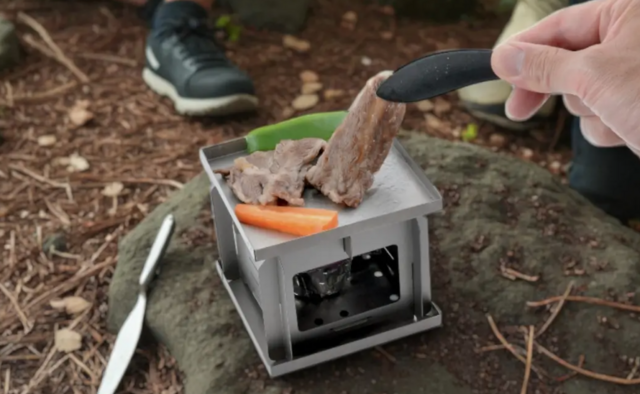 【Solo Camping】Fits perfectly in your pocket! A genuine titanium stove that is only 8mm thick