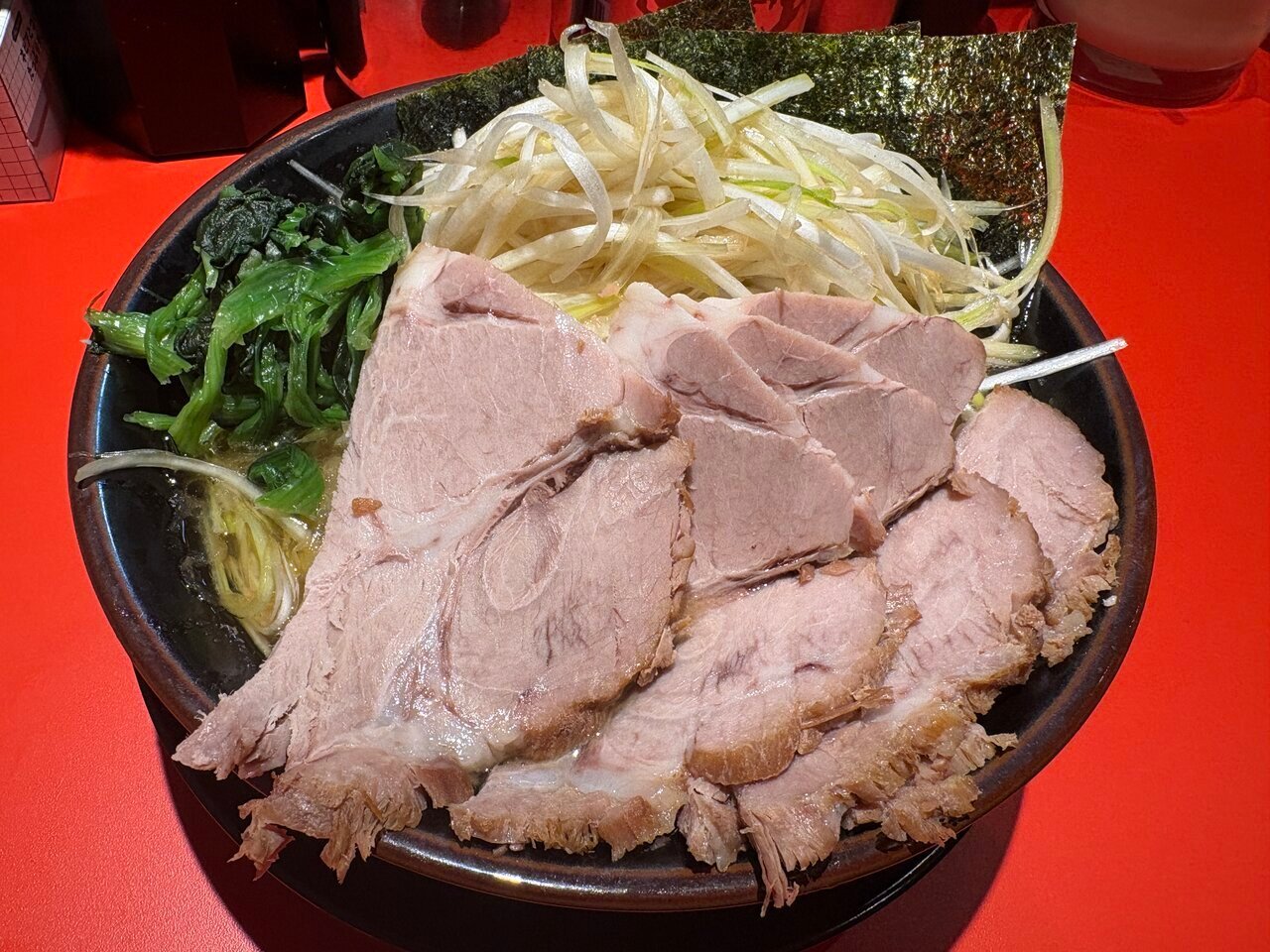 【Yokohama-style】 Overwhelmed by the large chashu: "Yamazaki-ya" Negi Chashu Ramen