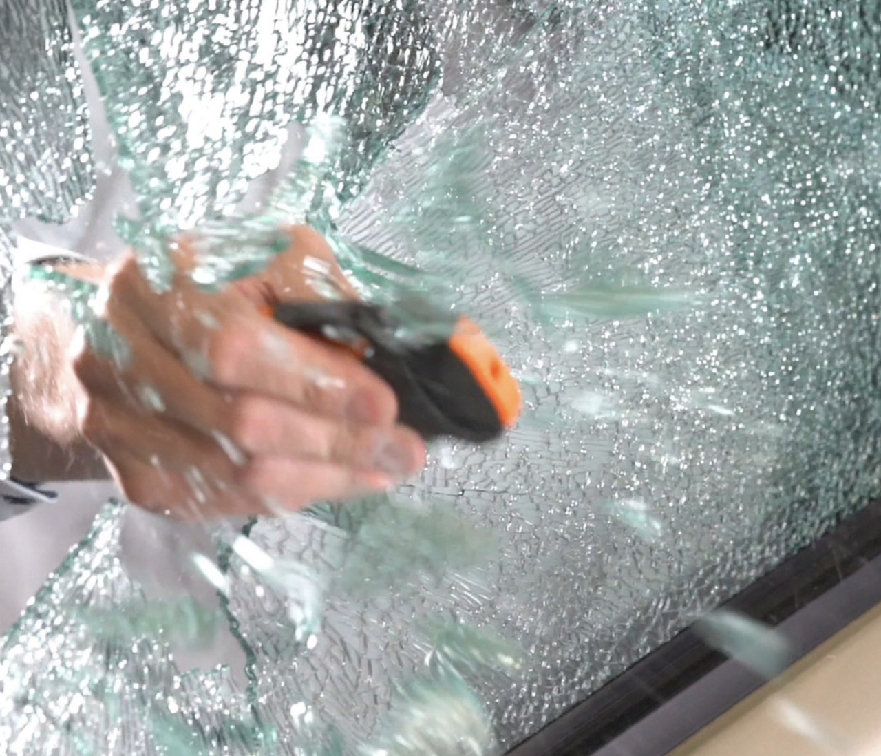 【Car Hazards】Shatter the window glass for an immediate escape! Equip your door pocket with a cutter & hammer