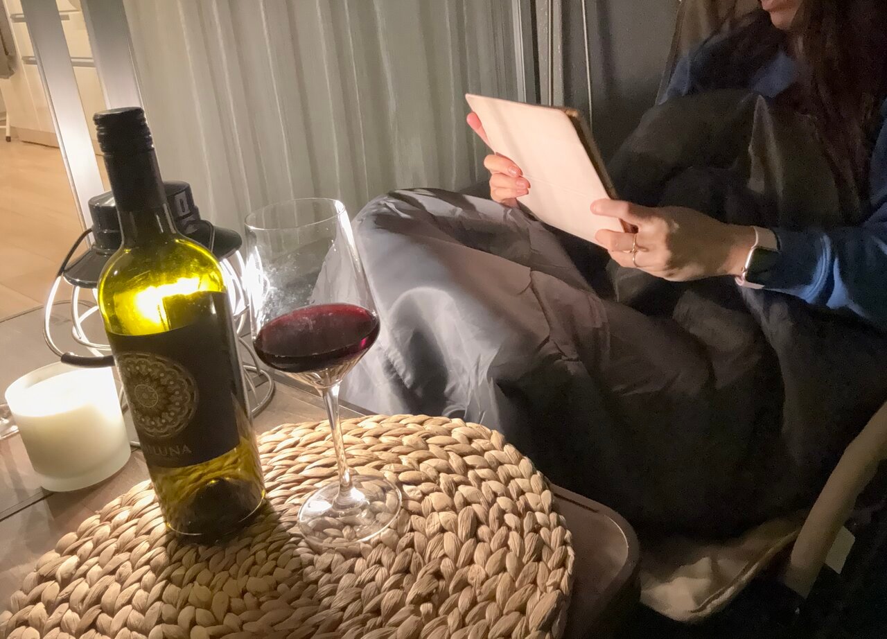 ダイソーのシュラフに包まれてワイン片手にひとり時間を楽しむベランダの夜
