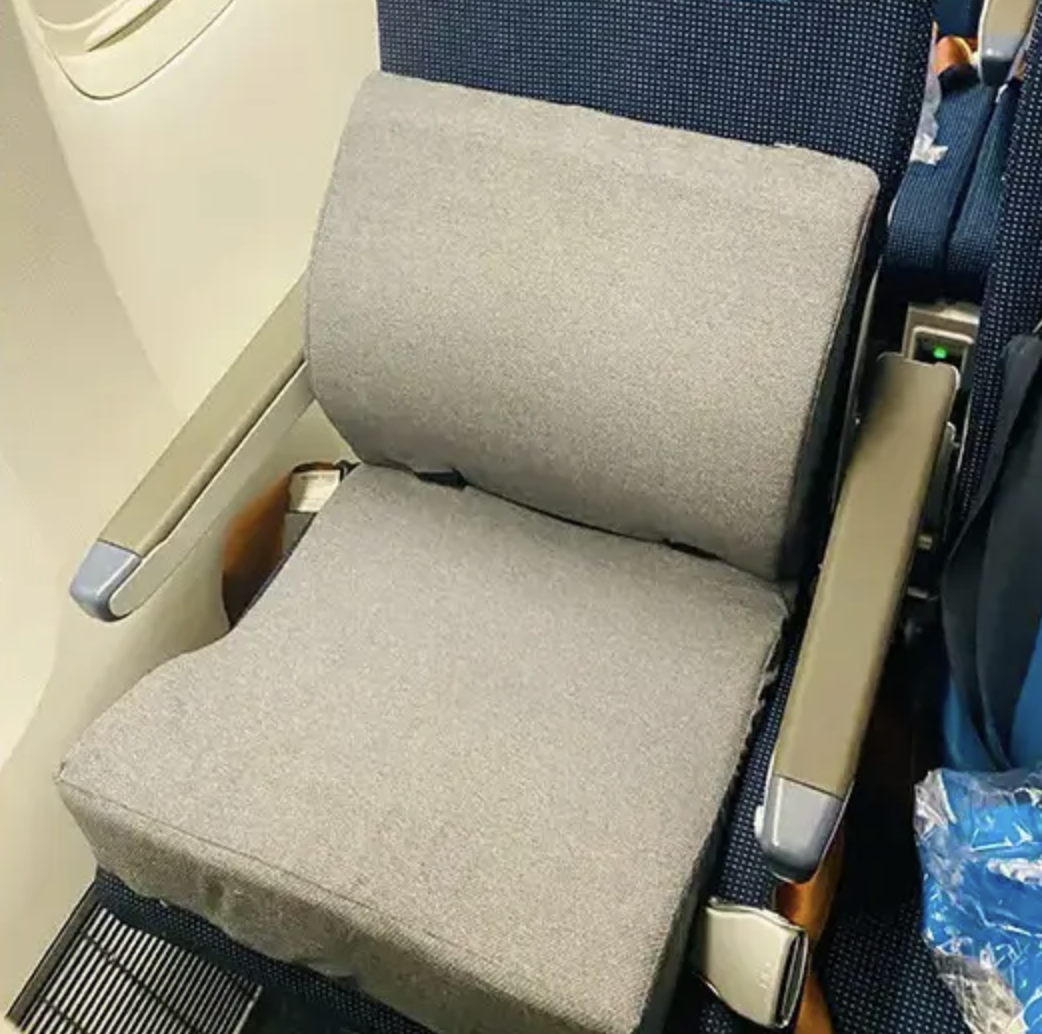 【Travel】 Economy class feels like first-class!? A comfortable travel with a rollable cushion