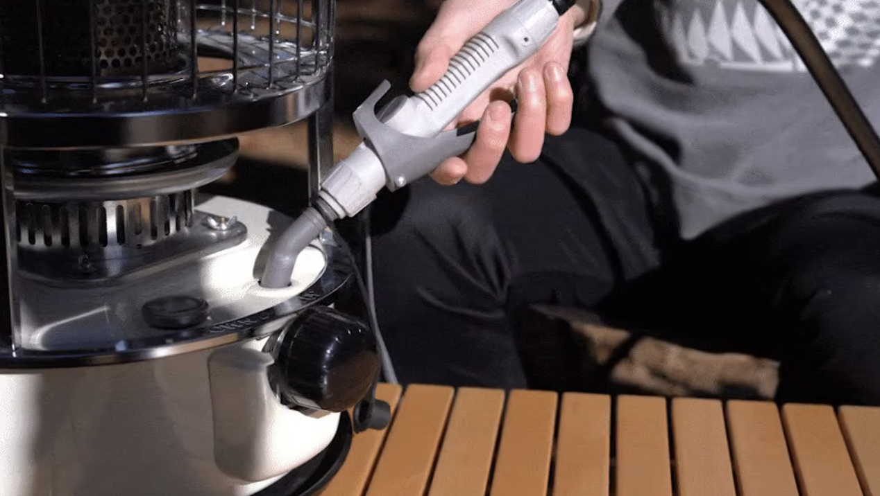 【ストーブ】細い給油口にもスルスル〜ッと！ポンプ＋タンク一体型で荷物を省スペース化