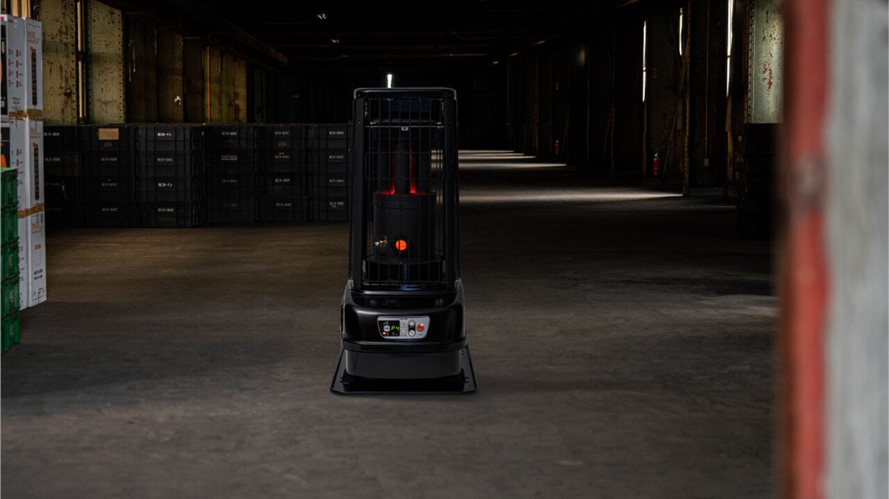 【石油ストーブ】漆黒から放たれる“最強”熱!遠赤外線タイプならガレージ作業も寒くない