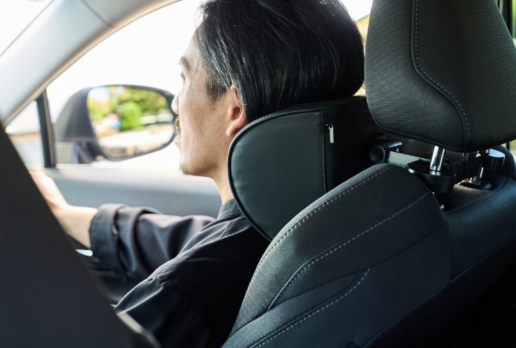 【運転席に装着】だいぶラク〜!首と肩を本気で支えてくれるレザーヘッドサポート