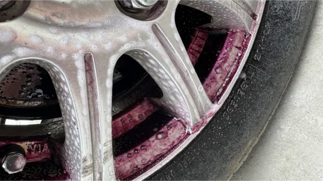 【プロ級洗車】おぉ、紫泡が効いてる〜！鉄粉まで落とせるシャンプーで手軽ケア