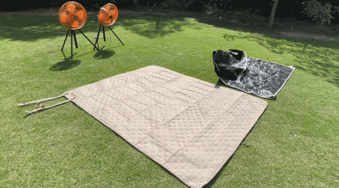 【画期的】風吹く中でもなびかない！レジャーシートの四隅にウェイトが入った結果