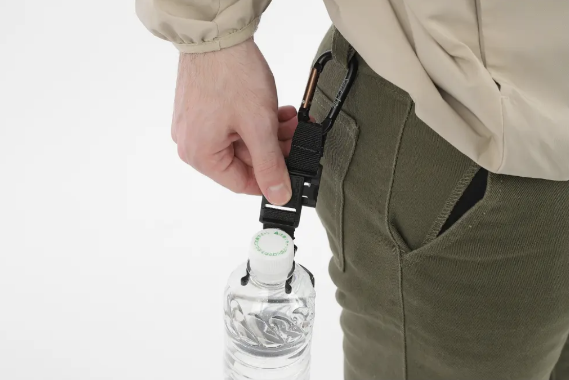 【Hands-free】Instantly attach your keys and PET bottles! Travel easily with a German-made magnet holder