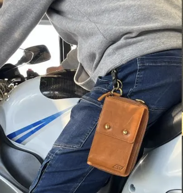 【バイク】スマホもお金も鍵もすっぽり!手ぶらツーリングを叶えるバイカーウォレット