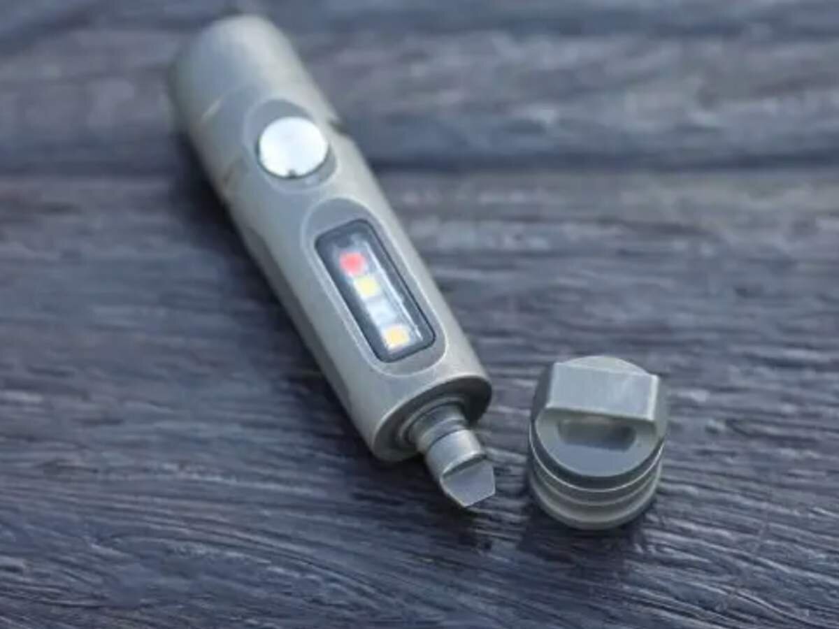 【Convenient Gear】Equipped with a mini pry bar that is useful in many situations! A must-have ultra-compact titanium flashlight