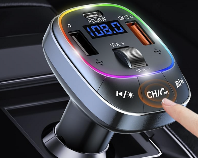 【Car gadget】Fast charging for 3 devices simultaneously! Achieve clear calls with the FM transmitter.