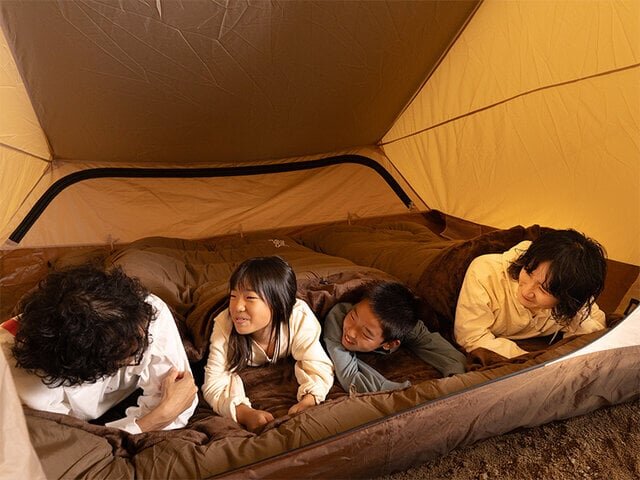 【冬の睡眠】家で使うのもアリかも!? 家族4人が入れる特大寝袋が気持ち良すぎ