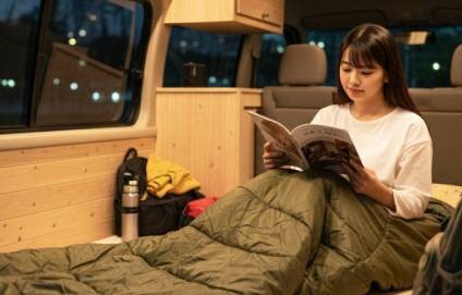 【寝袋】裏地フリースであたたか〜い！ダブルファスナー仕様で温度調節も自在だぞ