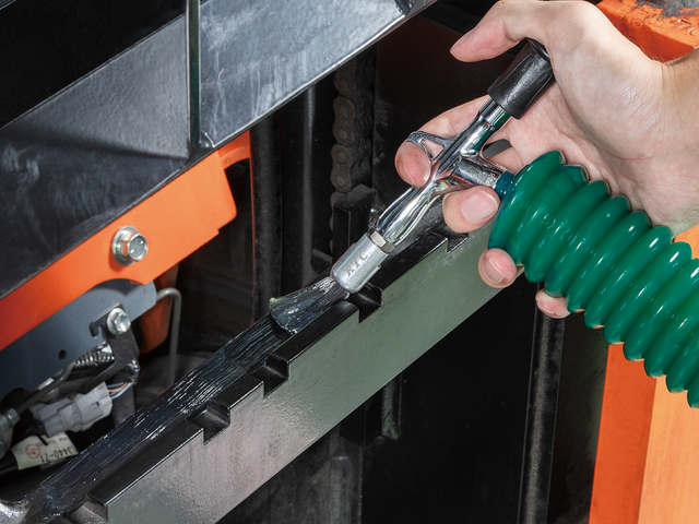 【Car Maintenance】Grease up without getting your hands dirty! Easy to apply to both surfaces and points with the dedicated mini brush