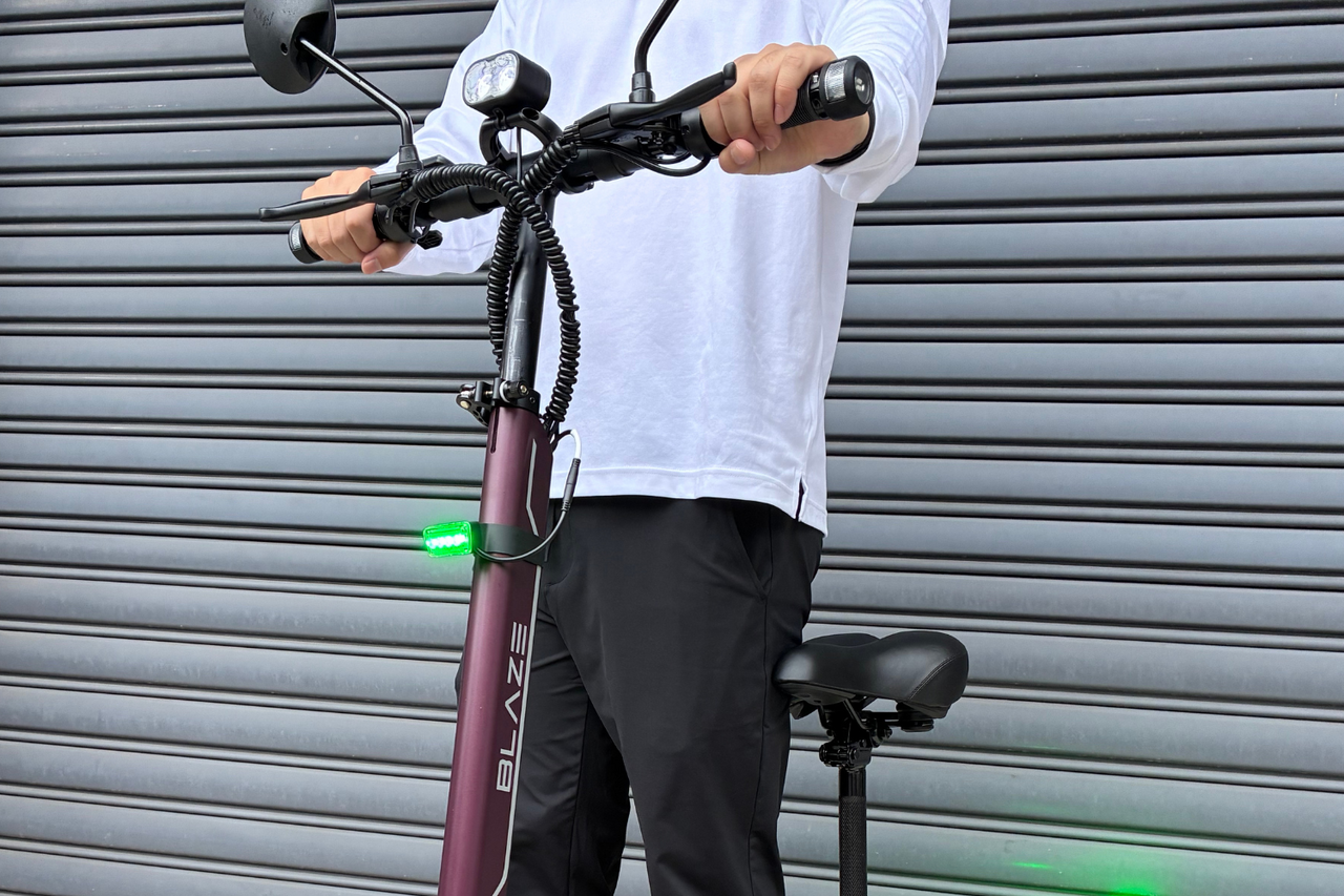 【Specific small electric vehicle】 Moves forward smoothly without pedaling! It’s too easy to get around with this seat-equipped electric kickboard!