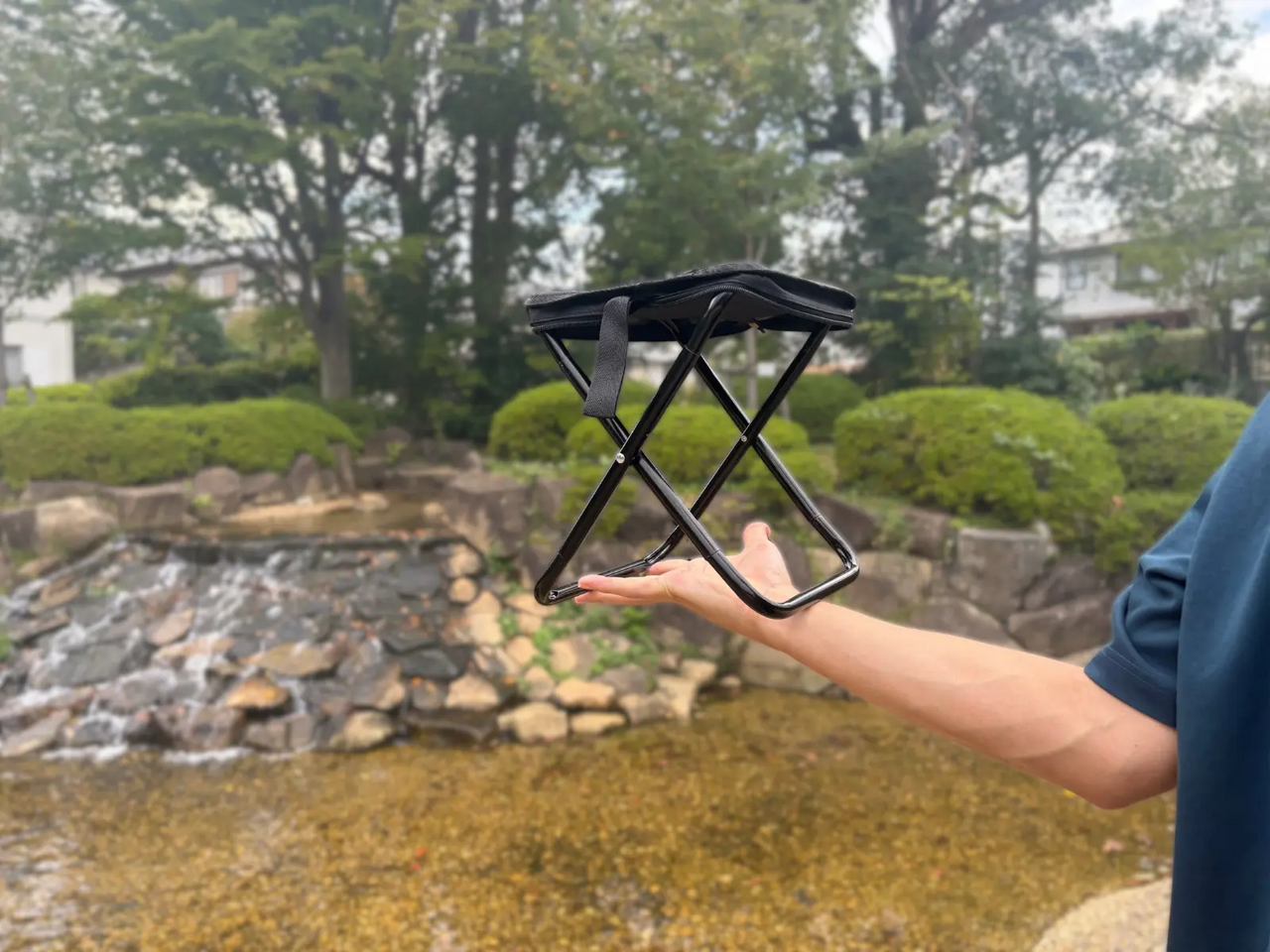 【携行チェア】小さくてもドッシリ座れる！“軽い、強い、収納できる”が最強だった
