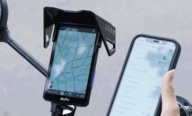 【バイク】このスマートモニターならルートの先が見える!? 爆売れの理由は「縦型」